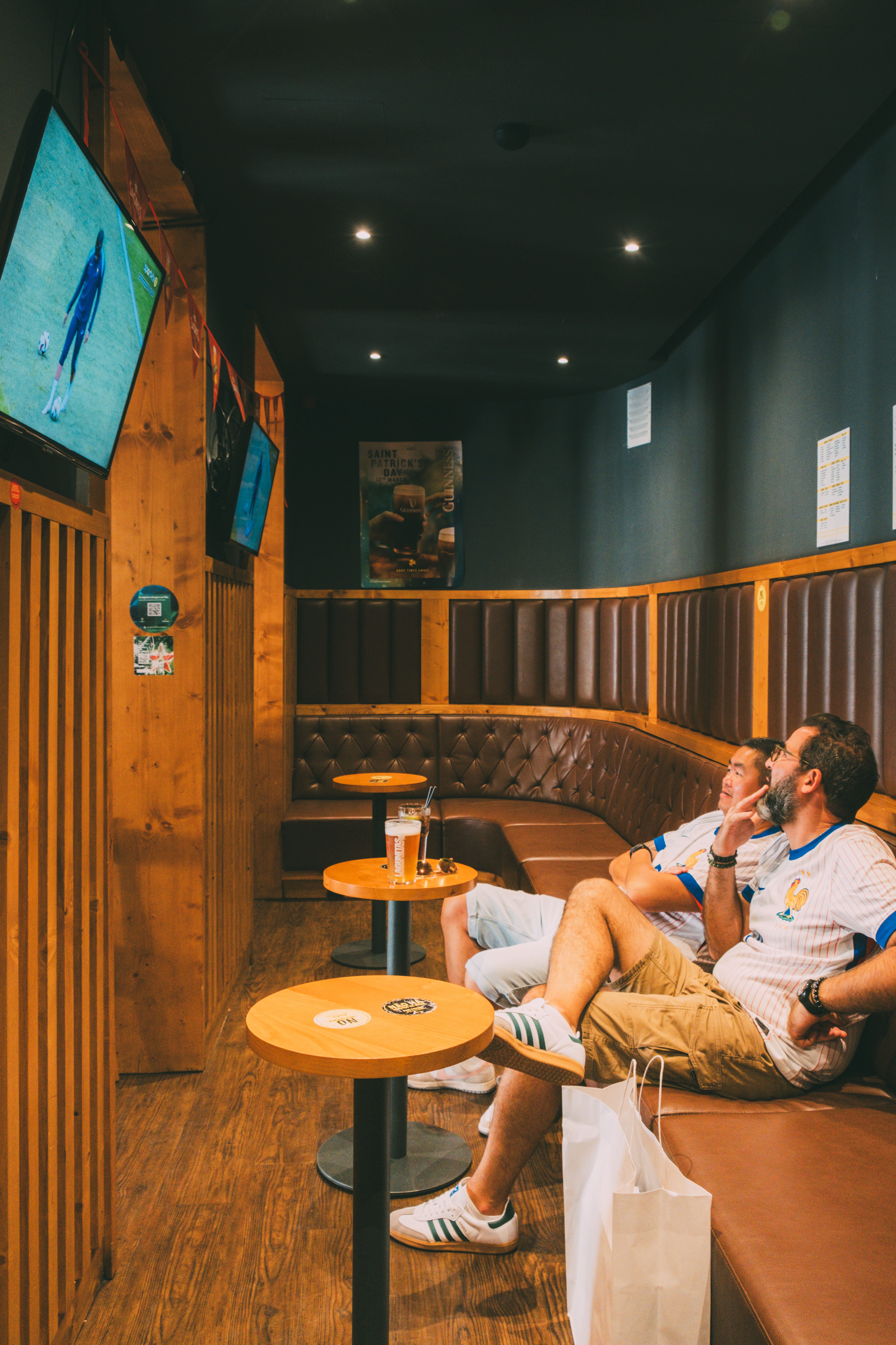 Ambiente The Couch Sports Bar